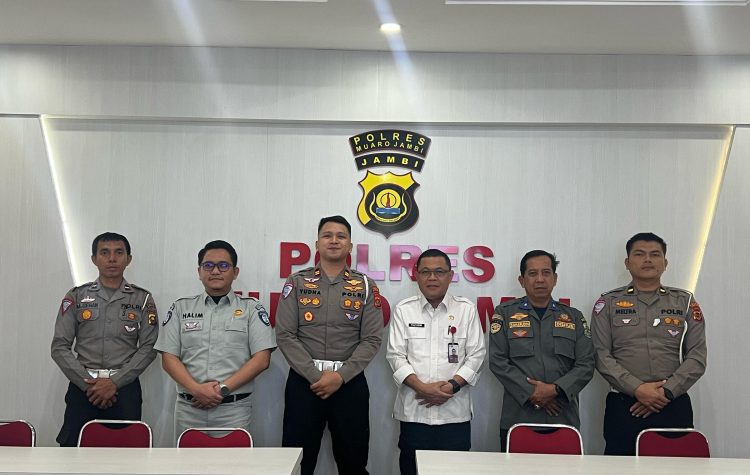 Kepala Perwakilan Jasa Raharja Muaro Jambi, Muhammad Nurhalim (ketiga dari kanan), bersama Kasatlantas Polres Muaro Jambi, AKP Yudha B.A. Putra (tengah), dan jajaran instansi terkait usai mengikuti Forum Komunikasi Lalu Lintas di Mapolres Muaro Jambi, Kamis (26/6/2025). (Dok.. Humas JR Jambi)
