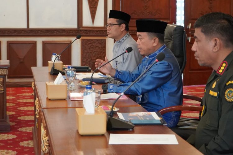Gubernur Jambi Al Haris saat memimpin Rapat Koordinasi Peningkatan Kinerja Ekspor di Rumah Dinas Gubernur, Kamis (26/6/2025) (Dok. Erit - Kominfo)