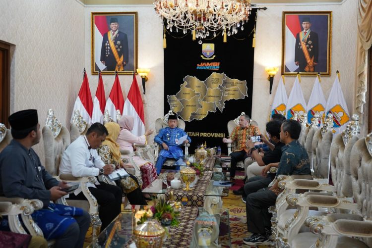 Gubernur Jambi Al Haris menerima audiensi dari Deputi Bidang Riset dan Inovasi Daerah BRIN di Pendopo Rumah Dinas Gubernur Jambi, Kamis (26/6/2026) (Dok. Erit- Kominfo)
