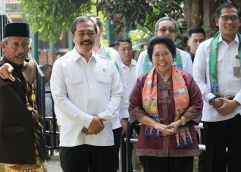 Menteri Imigrasi dan Pemasyarakatan Agus Andrianto, Guru Besar Hukum Pidana UI Prof. Harkristuti Harkrisnowo, dan jajaran pejabat menghadiri peluncuran Gerakan Nasional Klien Bapas Peduli 2025 di Perkampungan Budaya Betawi, Jakarta Selatan, Kamis (26/6/2025). (Dok. Humas Bapas)