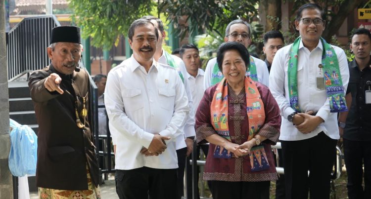 Menteri Imigrasi dan Pemasyarakatan Agus Andrianto, Guru Besar Hukum Pidana UI Prof. Harkristuti Harkrisnowo, dan jajaran pejabat menghadiri peluncuran Gerakan Nasional Klien Bapas Peduli 2025 di Perkampungan Budaya Betawi, Jakarta Selatan, Kamis (26/6/2025). (Dok. Humas Bapas)