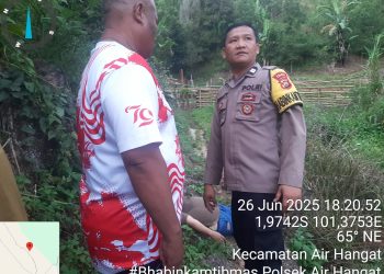 Bhabinkamtibmas Polsek Air Hangat bersama warga di lokasi penemuan jenazah perempuan berinisial LS di Desa Pendung Mudik, Kecamatan Air Hangat, Kabupaten Kerinci, Kamis (26/6/2025). (Dok. Humas Polsek Air Hangat)