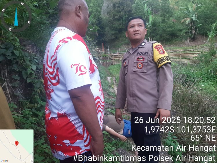 Bhabinkamtibmas Polsek Air Hangat bersama warga di lokasi penemuan jenazah perempuan berinisial LS di Desa Pendung Mudik, Kecamatan Air Hangat, Kabupaten Kerinci, Kamis (26/6/2025). (Dok. Humas Polsek Air Hangat)