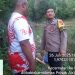 Bhabinkamtibmas Polsek Air Hangat bersama warga di lokasi penemuan jenazah perempuan berinisial LS di Desa Pendung Mudik, Kecamatan Air Hangat, Kabupaten Kerinci, Kamis (26/6/2025). (Dok. Humas Polsek Air Hangat)