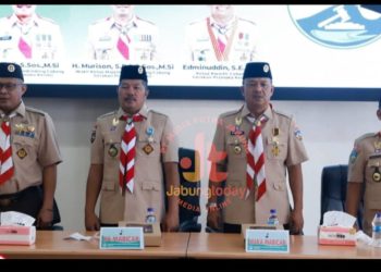 H. Murison bersama pengurus Kwarcab dan perwakilan Kwarda Jambi saat pembukaan Muscab ke-13 Gerakan Pramuka Kabupaten Kerinci di ruang pola Kantor Bupati Kerinci, Kamis (26/6/2025). (Dok, Kominfo)