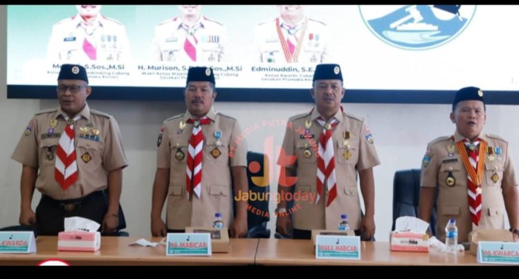 H. Murison bersama pengurus Kwarcab dan perwakilan Kwarda Jambi saat pembukaan Muscab ke-13 Gerakan Pramuka Kabupaten Kerinci di ruang pola Kantor Bupati Kerinci, Kamis (26/6/2025). (Dok, Kominfo)