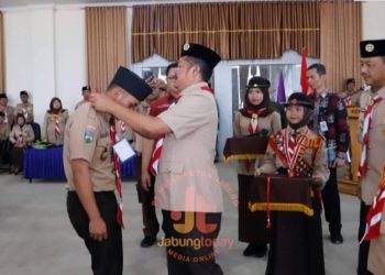 Bupati Kerinci Monadi, selaku Ketua Mabicab, secara simbolis memasangkan tanda peserta kepada perwakilan peserta Muscab ke-13 Gerakan Pramuka Kabupaten Kerinci, Kamis (26/6/2025) (Dok, Kominfo)
