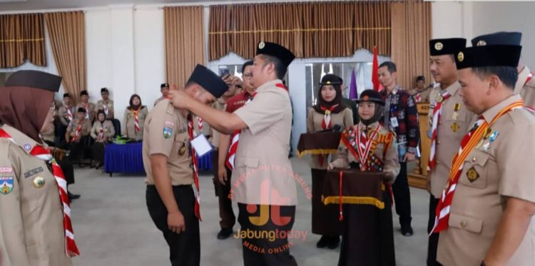 Bupati Kerinci Monadi, selaku Ketua Mabicab, secara simbolis memasangkan tanda peserta kepada perwakilan peserta Muscab ke-13 Gerakan Pramuka Kabupaten Kerinci, Kamis (26/6/2025) (Dok, Kominfo)
