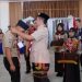 Bupati Kerinci Monadi, selaku Ketua Mabicab, secara simbolis memasangkan tanda peserta kepada perwakilan peserta Muscab ke-13 Gerakan Pramuka Kabupaten Kerinci, Kamis (26/6/2025) (Dok, Kominfo)