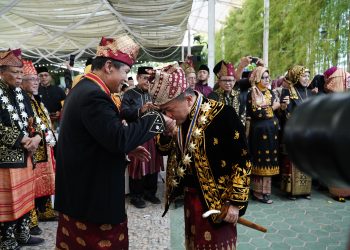 Gubernur Jambi, Al Haris, bersalaman dengan ketua LAMProvinsi pada peringatan Hari LAM Jambi ke-747 di EV. Garden, Kota Jambi, Jumat (27/6/2025). (Dok. Yola)