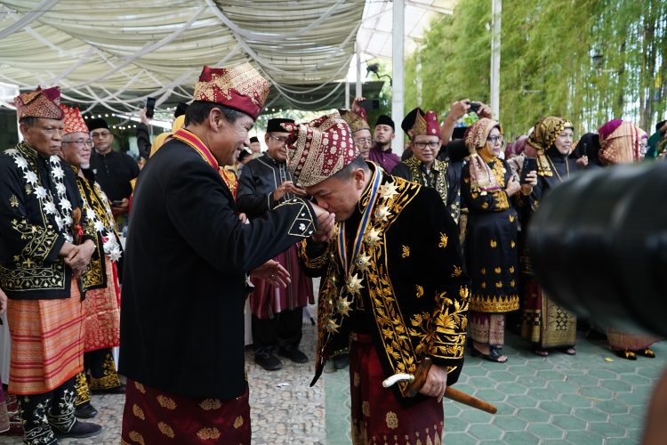 Gubernur Jambi, Al Haris, bersalaman dengan ketua LAMProvinsi pada peringatan Hari LAM Jambi ke-747 di EV. Garden, Kota Jambi, Jumat (27/6/2025). (Dok. Yola)