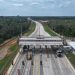 Gerbang Tol Muaro Sebapo, salah satu akses utama di Jalan Tol Trans Sumatera, yang mengalami lonjakan kendaraan selama libur Tahun Baru Islam 1447 H, Kamis (26/6/2025). (Dok.@HutamaKarya)