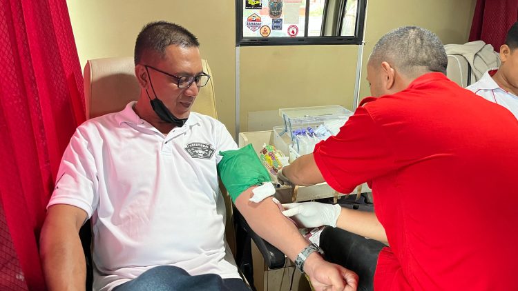 Peserta mengikuti kegiatan donor darah yang digelar oleh PT Sinar Sentosa Primatama (Sinsen) di Dealer Honda Sinsen Paal VI Jambi, Sabtu (28/6/2025). (Dok. Yola)