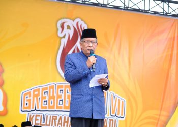Wakil Gubernur Jambi, Drs. H. Abdullah Sani, M.Pd.I, saat memberikan sambutan dalam kegiatan Grebeg Suro ke-VII di Lapangan Sepak Bola Kelurahan Sridadi, Muara Bulian, Sabtu (28/6/2025). (Dok. Erit- Kominfo)