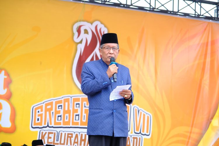 Wakil Gubernur Jambi, Drs. H. Abdullah Sani, M.Pd.I, saat memberikan sambutan dalam kegiatan Grebeg Suro ke-VII di Lapangan Sepak Bola Kelurahan Sridadi, Muara Bulian, Sabtu (28/6/2025). (Dok. Erit- Kominfo)