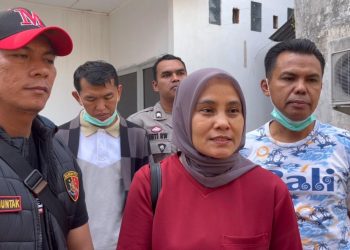Kasatreskrim Polres Kerinci, AKP Very Prasetiawan, bersama tim saat mendampingi proses otopsi jenazah perempuan berinisial LS yang ditemukan tewas di perladangan warga, Kamis (26/6/2025).(Dok. Nahar