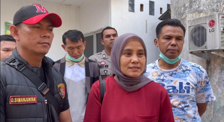 Kasatreskrim Polres Kerinci, AKP Very Prasetiawan, bersama tim saat mendampingi proses otopsi jenazah perempuan berinisial LS yang ditemukan tewas di perladangan warga, Kamis (26/6/2025).(Dok. Nahar