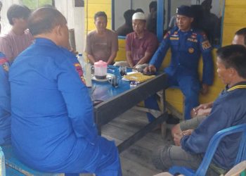 Personel Ditpolairud Polda Jambi bersama warga dan awak kapal saat proses mediasi di atas kapal setelah insiden tongkang menyenggol fasilitas warga di perairan Tanjung Solok, Sabtu (28/6/2025). (Dok. Humas Ditpolairud Polda Jambi)