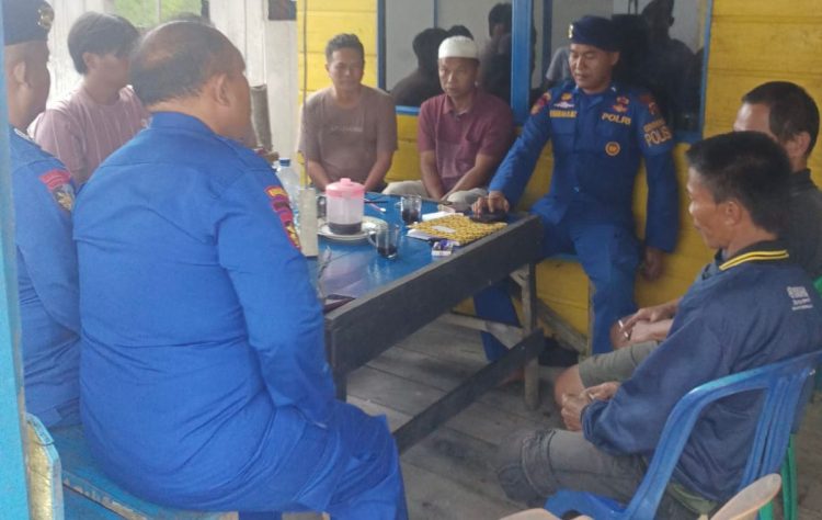 Personel Ditpolairud Polda Jambi bersama warga dan awak kapal saat proses mediasi di atas kapal setelah insiden tongkang menyenggol fasilitas warga di perairan Tanjung Solok, Sabtu (28/6/2025). (Dok. Humas Ditpolairud Polda Jambi)