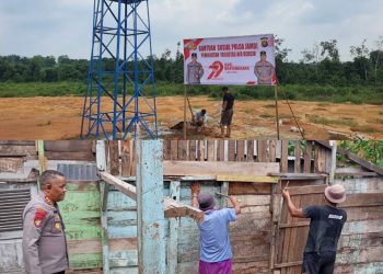 Wadir Polairud Polda Jambi, AKBP Abilio, bersama warga membangun menara tandon air bersih dan merenovasi rumah warga sebagai bagian dari program sosial menyambut Hari Bhayangkara ke-78, Sabtu (28/6/2025). (Dok. Daus)