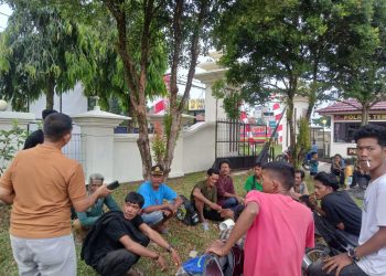 Sejumlah warga Suku Anak Dalam (SAD) berkumpul di halaman Mapolres Tebo, usai insiden perselisihan perjanjian pernikahan adat, Sabtu (28/6/2025). (Dok. Humas Polres Tebo)