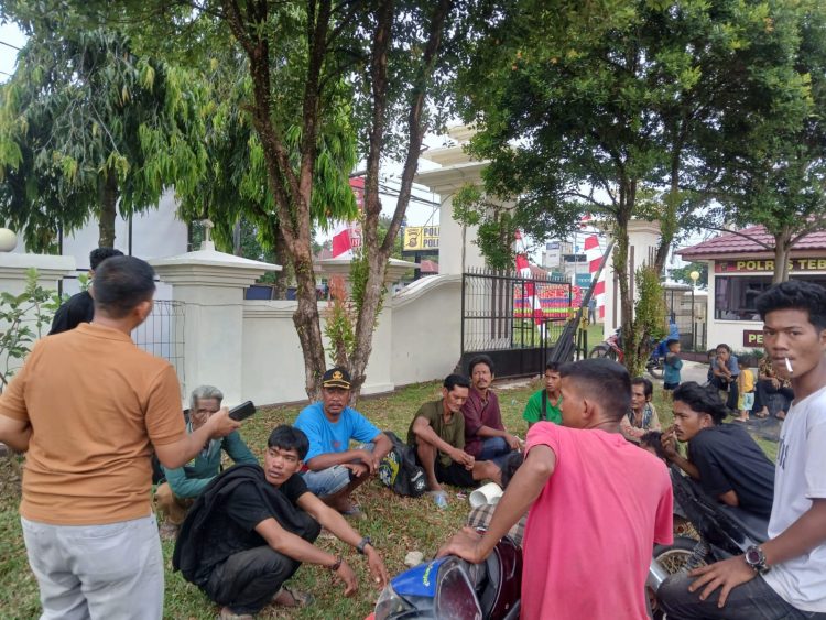 Sejumlah warga Suku Anak Dalam (SAD) berkumpul di halaman Mapolres Tebo, usai insiden perselisihan perjanjian pernikahan adat, Sabtu (28/6/2025). (Dok. Humas Polres Tebo)