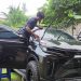 Fajar saat memasang kaca film pada mobil pelanggan di halaman rumah, Jumat (2/5). (Dok. Stepanus)