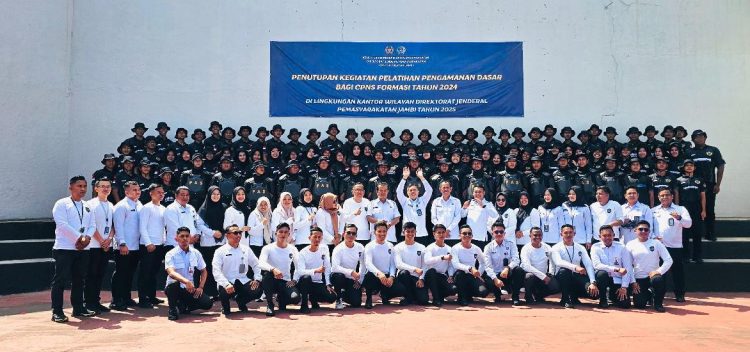 Para peserta CPNS Formasi Tahun 2024 bersama para pejabat struktural berfoto bersama usai penutupan Pelatihan Pengamanan Dasar yang diselenggarakan oleh Kanwil Kementerian Hukum dan HAM Jambi melalui Divisi Pemasyarakatan, Senin (30/6/2025). (Dok Daus)