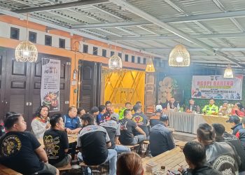 Kasat Lantas Polres Kerinci IPTU Into Sujarwo bersama komunitas motor dan mobil Kota Sungai Penuh dan Kabupaten Kerinci saat kegiatan “Ngopi Bareng” di Kafe Tepi Sawah, Jumat malam (28/6/2025) (Dok. Humas)