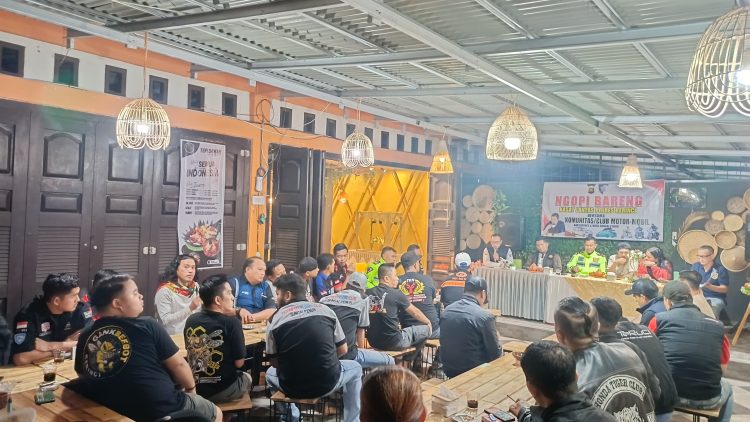 Kasat Lantas Polres Kerinci IPTU Into Sujarwo bersama komunitas motor dan mobil Kota Sungai Penuh dan Kabupaten Kerinci saat kegiatan “Ngopi Bareng” di Kafe Tepi Sawah, Jumat malam (28/6/2025) (Dok. Humas)