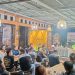 Kasat Lantas Polres Kerinci IPTU Into Sujarwo bersama komunitas motor dan mobil Kota Sungai Penuh dan Kabupaten Kerinci saat kegiatan “Ngopi Bareng” di Kafe Tepi Sawah, Jumat malam (28/6/2025) (Dok. Humas)
