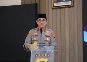 Kapolda Jambi Irjen Pol. Krisno H. Siregar menyampaikan sambutan dalam kegiatan doa bersama lintas agama memperingati Hari Bhayangkara ke-79 di Aula Gedung Siginjai, Jambi, Senin (30/6/2025). (Dok. Humas Polda Jambi)
