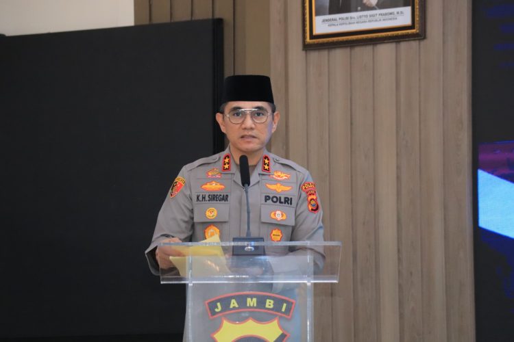 Kapolda Jambi Irjen Pol. Krisno H. Siregar menyampaikan sambutan dalam kegiatan doa bersama lintas agama memperingati Hari Bhayangkara ke-79 di Aula Gedung Siginjai, Jambi, Senin (30/6/2025). (Dok. Humas Polda Jambi)