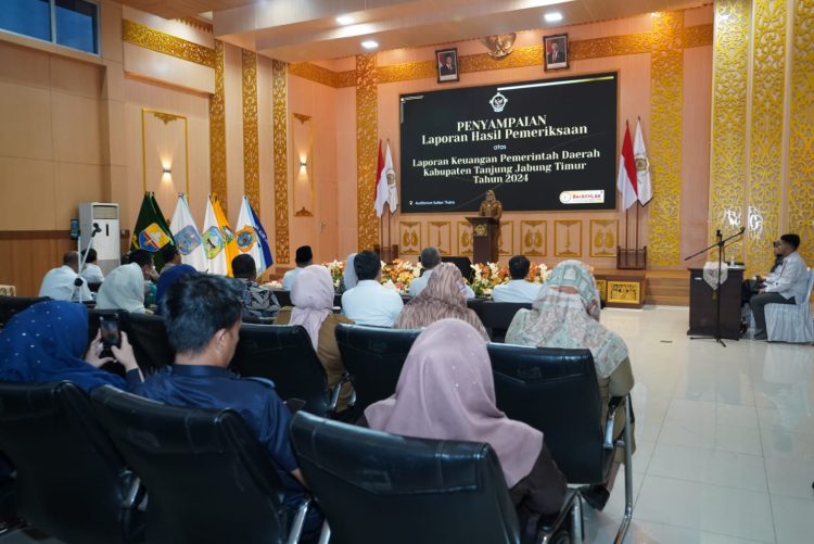Bupati Tanjung Jabung Timur, Hj. Dillah Hilmah Sari, menyampaikan sambutan dalam acara penyerahan Laporan Hasil Pemeriksaan (LHP) oleh BPK RI di Auditorium Sultan Thaha, Jambi, Senin (30/6/2025). (Dok Kominfo)