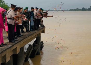 Wakapolda Jambi Brigjen Pol M Mustaqim bersama jajaran Polda Jambi dan unsur TNI menaburkan bunga ke Sungai Batanghari dari Dermaga Makam Rang Kayo Hitam, Senin (23/6/2025) (Dok. Nahar)