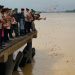 Wakapolda Jambi Brigjen Pol M Mustaqim bersama jajaran Polda Jambi dan unsur TNI menaburkan bunga ke Sungai Batanghari dari Dermaga Makam Rang Kayo Hitam, Senin (23/6/2025) (Dok. Nahar)