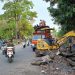 Alat berat milik Dinas PUPR Provinsi Jambi dikerahkan untuk mendukung penertiban PKL dan pembukaan akses pembangunan drainase di Jalan Orang Kayo Pingai, Selasa (10/6/2025). (Dok. Nahar)