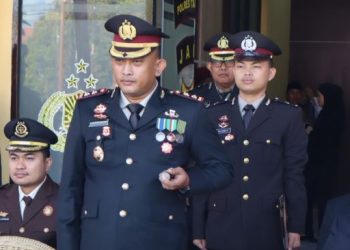 Kapolres Tanjab Timur, AKBP M. Kuswicaksono.saat memimpin jalannya upacara peringatan Hari Bhayangkara ke-79 tahun 2025 di Mapolres Tanjab Timur,(Foto: Humas Polres Tanjab Timur)