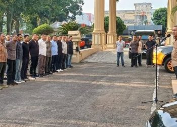 Dirreskrimum Polda Jambi Kombes Pol Jimmy Christian Samma memberikan pengarahan kepada personel usai apel di Mapolda Jambi, Rabu (23/7/2025) (Dok. Daus)