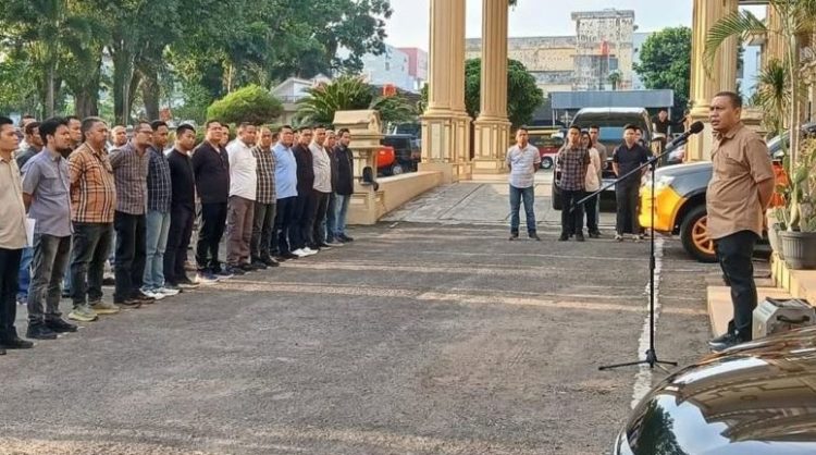 Dirreskrimum Polda Jambi Kombes Pol Jimmy Christian Samma memberikan pengarahan kepada personel usai apel di Mapolda Jambi, Rabu (23/7/2025) (Dok. Daus)
