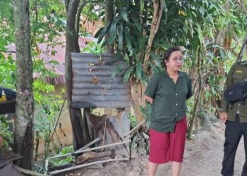 Petugas Dinas Sosial Kota Jambi berkoordinasi dengan aparat di lokasi penemuan ODGJ yang diduga menjadi korban penusukan di Lorong Saung Kito, Solok Sipin, Kamis (24/7/2025). (Dok Stepanus)
