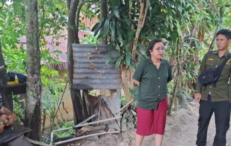 Petugas Dinas Sosial Kota Jambi berkoordinasi dengan aparat di lokasi penemuan ODGJ yang diduga menjadi korban penusukan di Lorong Saung Kito, Solok Sipin, Kamis (24/7/2025). (Dok Stepanus)