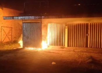Api melalap salah satu dari lima ruko di Jalan Lintas Jambi–Muara Sabak, Kelurahan Talang Babat, Kamis (24/7/2025) subuh. (Dok. Warga)