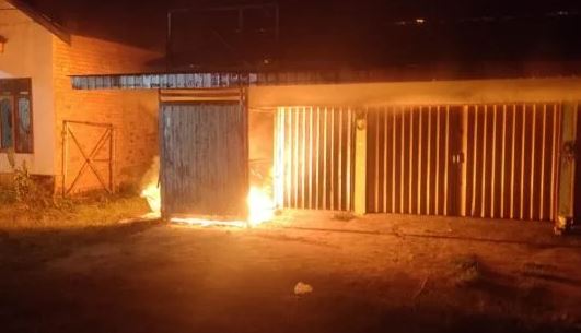 Api melalap salah satu dari lima ruko di Jalan Lintas Jambi–Muara Sabak, Kelurahan Talang Babat, Kamis (24/7/2025) subuh. (Dok. Warga)
