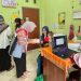 Petugas kesehatan melakukan pencatatan dan pemeriksaan gizi balita dan ibu hamil dalam program penanggulangan stunting di Puskesmas Muara Kumpeh, Kabupaten Muaro Jambi, Kamis (24/7/2025). (Dok. Humas)