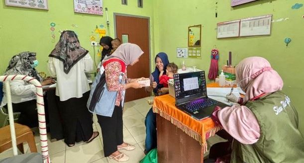 Petugas kesehatan melakukan pencatatan dan pemeriksaan gizi balita dan ibu hamil dalam program penanggulangan stunting di Puskesmas Muara Kumpeh, Kabupaten Muaro Jambi, Kamis (24/7/2025). (Dok. Humas)