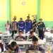 Anggota Ditpolairud Polda Jambi bersama guru dan siswa SDN 73/IV Cempaka Putih saat pelaksanaan Program Makan Bergizi Gratis (MBG), Kamis (24/7/2025). (Dok. Stepanus)