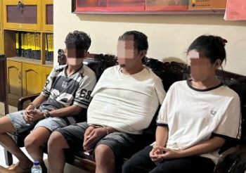 Tiga orang terduga pelaku pemerasan dengan modus aplikasi pertemanan WeChat saat diamankan di Mapolsek Jelutung, Kota Jambi, Rabu (23/7/2025). (Dok. Stepanus)