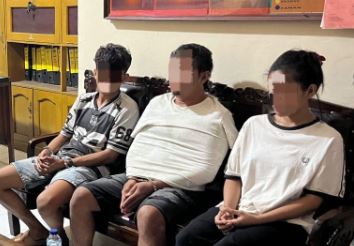 Tiga orang terduga pelaku pemerasan dengan modus aplikasi pertemanan WeChat saat diamankan di Mapolsek Jelutung, Kota Jambi, Rabu (23/7/2025). (Dok. Stepanus)