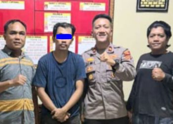 Pelaku penganiayaan berinisial NK (kedua dari kiri) diamankan oleh jajaran Polsek Kotabaru, Kota Jambi, Rabu (23/7/2025). (Dok. Humas)